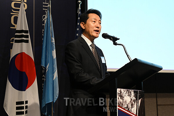 오세훈 서울시장은 21일 오후 서울 용산구 그랜드하얏트 서울에서 열린 ‘한미우호 평화 컨퍼런스’에 참석해, 한국전쟁 참전용사들에게 감사의 뜻을 전하며 한미동맹의 의미와 자유민주주의 가치의 중요성을 강조했다. 사진/서울시