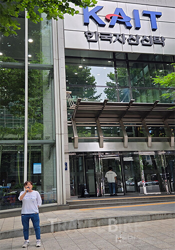 정유경 불법퇴치본부 대표가 한국자산신탁 본사 앞에서  '341억 원 분양대행용역수수료 의혹'과 관련한 기자회견 및 1인 시위를 열고 거래 구조 전반에 대한 수사와 관계기관의 책임 규명을 촉구했다. 사진/김효설 기자