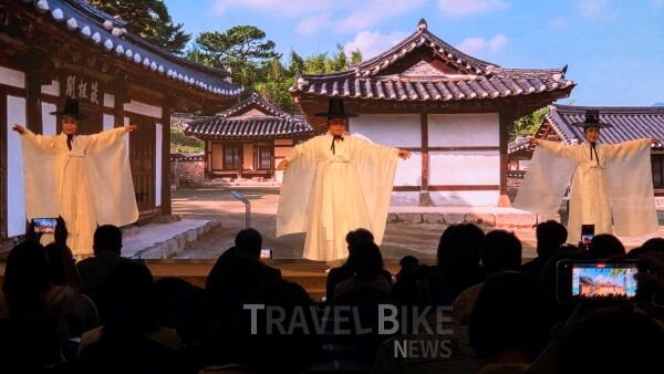 부산의 문화관광 경쟁력을 알리는 프로그램으로 부산광역시 무형유산 제3호인 동래학춤 쇼케이스가 진행됐다. 사진/김효설 기자