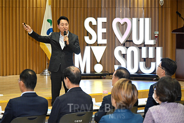 오세훈 서울시장은 13일 서울시청 다목적홀에서 열린 '서울 소상공인과 함께하는 성공 두드림 세미나'에서 소상공인 지원을 위한 연간 3조 원 규모의 금융지원과 서울배달+땡겨요 플랫폼 개편, 서울사랑상품권 확대, 야간경제 활성화 등을 핵심으로 하는 종합 지원정책을 발표했다. 사진/서울시